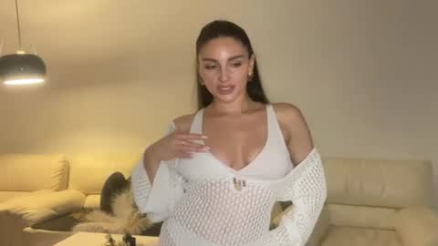 Snapshot of roxellesilvara chatting on June 26, 10:25 pm Roxy online show from June 26, 10:25 pm