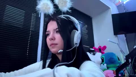 Snapshot of roxiepiurkowski chatting on October 15, 1:00 pm Hana online show from October 15, 1:00 pm