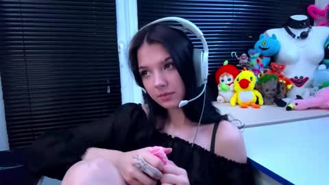 Snapshot of roxiepiurkowski chatting on October 17, 1:14 pm Hana online show from October 17, 1:14 pm