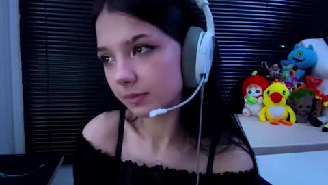 Snapshot of roxiepiurkowski chatting on October 18, 1:12 pm Hana online show from October 18, 1:12 pm