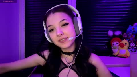 Snapshot of roxiepiurkowski chatting on December 4, 4:16 pm Hana online show from December 4, 4:16 pm