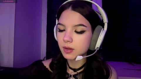 Snapshot of roxiepiurkowski chatting on December 5, 4:03 pm Hana online show from December 5, 4:03 pm