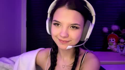 Snapshot of roxiepiurkowski chatting on December 15, 4:00 pm Hana online show from December 15, 4:00 pm