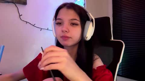Snapshot of roxiepiurkowski chatting on February 13, 3:08 pm Hana online show from February 13, 3:08 pm