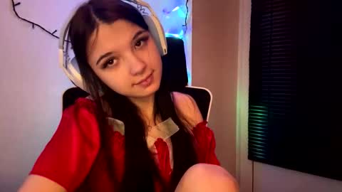 Snapshot of roxiepiurkowski chatting on February 16, 5:20 pm Hana online show from February 16, 5:20 pm