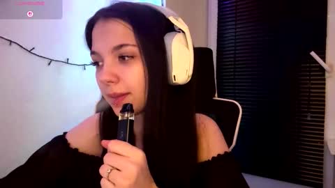 Snapshot of roxiepiurkowski chatting on March 5, 5:09 pm Hana online show from March 5, 5:09 pm