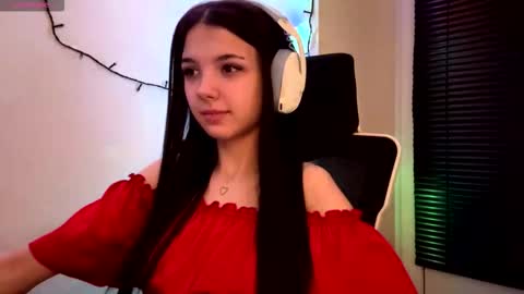 Snapshot of roxiepiurkowski chatting on March 12, 6:14 pm Hana online show from March 12, 6:14 pm