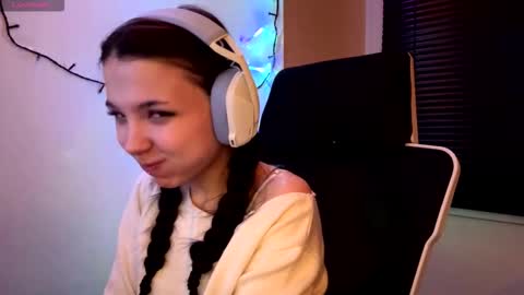 Snapshot of roxiepiurkowski chatting on March 14, 4:12 pm Hana online show from March 14, 4:12 pm
