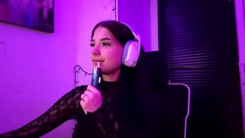Snapshot of roxiepiurkowski chatting on March 23, 5:06 pm Hana online show from March 23, 5:06 pm
