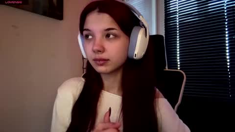 Snapshot of roxiepiurkowski chatting on April 18, 3:16 pm Hana online show from April 18, 3:16 pm