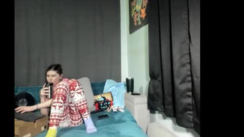 roxihazeleyes online show from December 17, 6:30 am