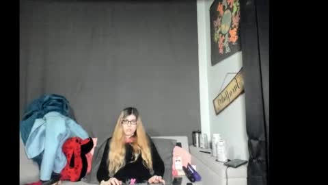 Snapshot of roxihazeleyes chatting on February 13, 8:54 am roxihazeleyes online show from February 13, 8:54 am