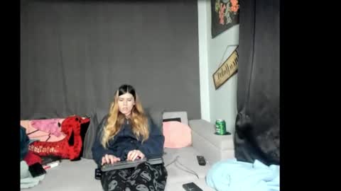 Snapshot of roxihazeleyes chatting on February 14, 9:50 am roxihazeleyes online show from February 14, 9:50 am