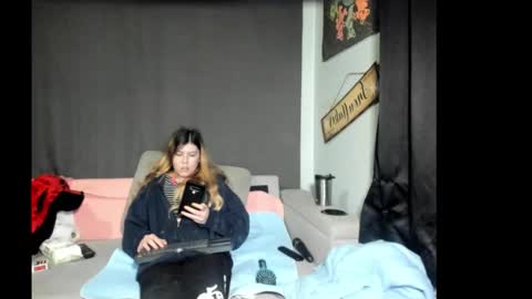 Snapshot of roxihazeleyes chatting on February 18, 3:24 am roxihazeleyes online show from February 18, 3:24 am