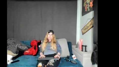 Snapshot of roxihazeleyes chatting on February 22, 12:45 am roxihazeleyes online show from February 22, 12:45 am