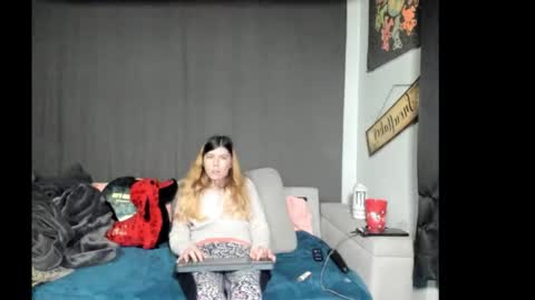 Snapshot of roxihazeleyes chatting on February 25, 12:42 am roxihazeleyes online show from February 25, 12:42 am