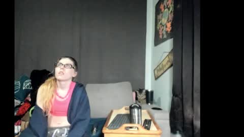 Snapshot of roxihazeleyes chatting on March 5, 5:09 pm roxihazeleyes online show from March 5, 5:09 pm