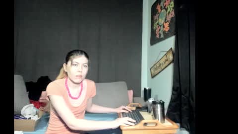 Snapshot of roxihazeleyes chatting on March 6, 6:43 am roxihazeleyes online show from March 6, 6:43 am