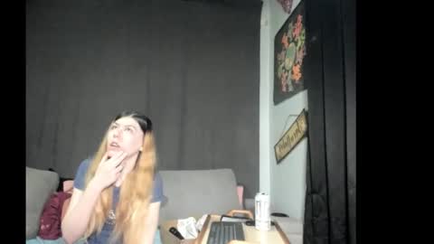 Snapshot of roxihazeleyes chatting on March 10, 10:31 am roxihazeleyes online show from March 10, 10:31 am