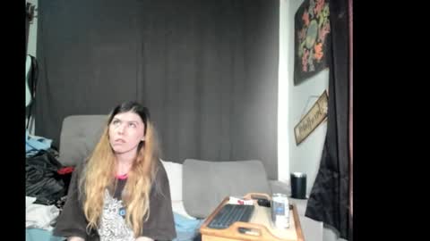 Snapshot of roxihazeleyes chatting on March 16, 6:01 pm roxihazeleyes online show from March 16, 6:01 pm