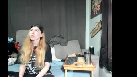 Snapshot of roxihazeleyes chatting on March 17, 2:42 pm roxihazeleyes online show from March 17, 2:42 pm