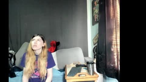 Snapshot of roxihazeleyes chatting on March 22, 4:43 pm roxihazeleyes online show from March 22, 4:43 pm