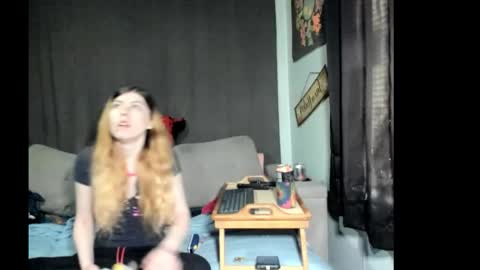 Snapshot of roxihazeleyes chatting on March 23, 5:28 pm roxihazeleyes online show from March 23, 5:28 pm