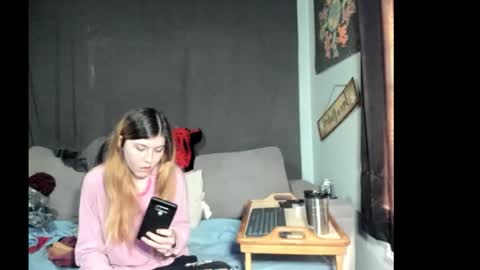 Snapshot of roxihazeleyes chatting on March 25, 5:19 pm roxihazeleyes online show from March 25, 5:19 pm