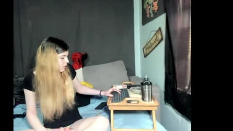 Snapshot of roxihazeleyes chatting on March 27, 4:51 pm roxihazeleyes online show from March 27, 4:51 pm