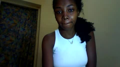 Snapshot of roxilita chatting on June 16, 9:34 am Roxilita online show from June 16, 9:34 am