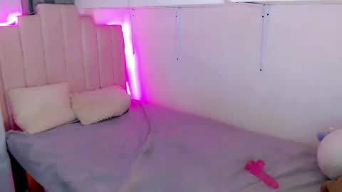 Snapshot of roxxy_blossom chatting on January 6, 6:06 am roxxy_blossom online show from January 6, 6:06 am