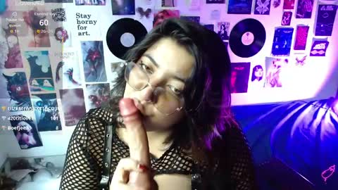 Snapshot of roxy_f_w chatting on April 20, 4:43 pm Roxana online show from April 20, 4:43 pm