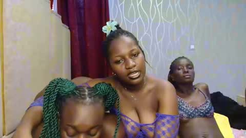 Snapshot of roxy_heather chatting on November 25, 5:07 am Roxy online show from November 25, 5:07 am