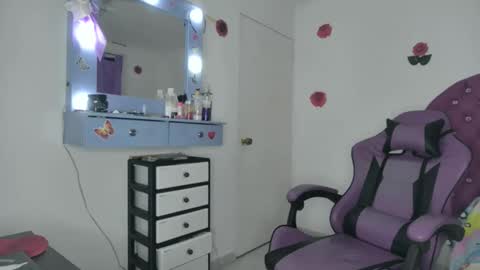 Snapshot of roxy_lu_07 chatting on March 22, 1:53 am Roxy online show from March 22, 1:53 am