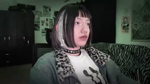 Snapshot of roxy_toxic chatting on June 18, 12:55 am Roxy Independient model Help me to reach 50 thumbs up online show from June 18, 12:55 am