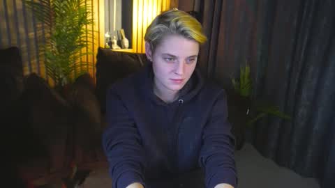 Snapshot of roxyflames chatting on December 3, 1:53 pm roxyflames online show from December 3, 1:53 pm