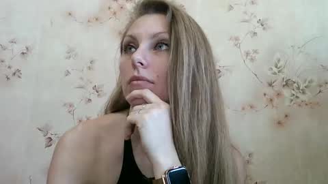 Snapshot of roxyfox18x01 chatting on March 5, 9:27 am roxyfox18x01 online show from March 5, 9:27 am
