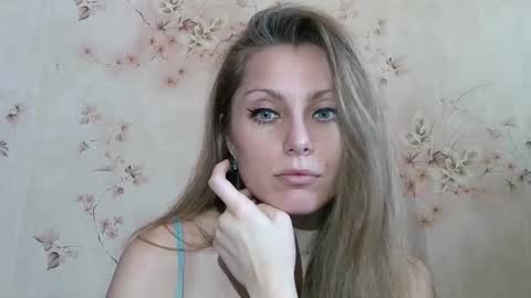 Snapshot of roxyfox18x01 chatting on March 8, 9:13 am roxyfox18x01 online show from March 8, 9:13 am