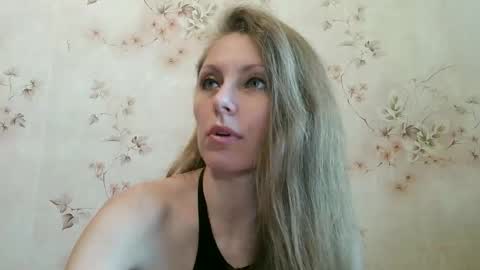 Snapshot of roxyfox18x01 chatting on March 11, 7:58 am roxyfox18x01 online show from March 11, 7:58 am