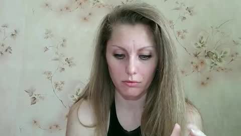 Snapshot of roxyfox18x01 chatting on March 30, 6:36 am roxyfox18x01 online show from March 30, 6:36 am