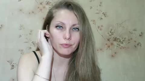 Snapshot of roxyfox18x01 chatting on April 2, 7:22 pm roxyfox18x01 online show from April 2, 7:22 pm