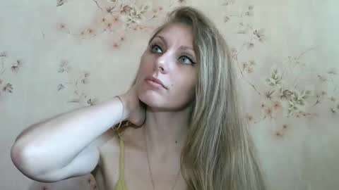 Snapshot of roxyfox18x01 chatting on April 5, 8:55 am roxyfox18x01 online show from April 5, 8:55 am