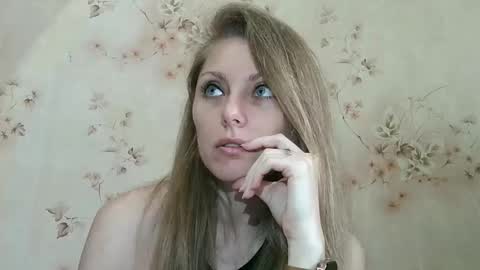 Snapshot of roxyfox18x01 chatting on April 10, 5:23 am roxyfox18x01 online show from April 10, 5:23 am