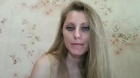 Snapshot of roxyfox18x01 chatting on April 11, 1:48 pm roxyfox18x01 online show from April 11, 1:48 pm