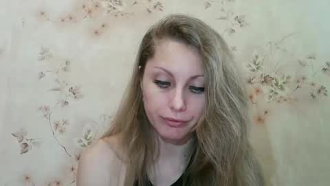 Snapshot of roxyfox18x01 chatting on April 13, 6:41 am roxyfox18x01 online show from April 13, 6:41 am