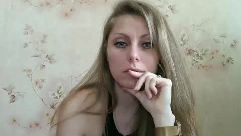 Snapshot of roxyfox18x01 chatting on April 14, 7:47 am roxyfox18x01 online show from April 14, 7:47 am