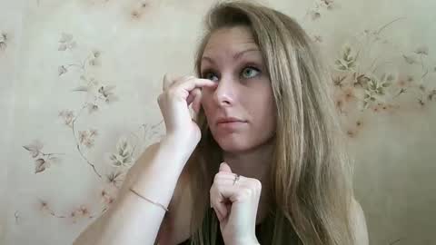 Snapshot of roxyfox18x01 chatting on April 15, 7:59 am roxyfox18x01 online show from April 15, 7:59 am