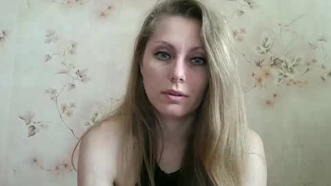 Snapshot of roxyfox18x01 chatting on April 16, 8:04 am roxyfox18x01 online show from April 16, 8:04 am