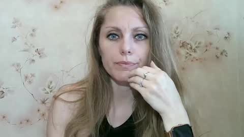 Snapshot of roxyfox18x01 chatting on April 17, 7:00 am roxyfox18x01 online show from April 17, 7:00 am
