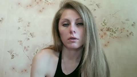 Snapshot of roxyfox18x01 chatting on April 30, 7:58 am roxyfox18x01 online show from April 30, 7:58 am